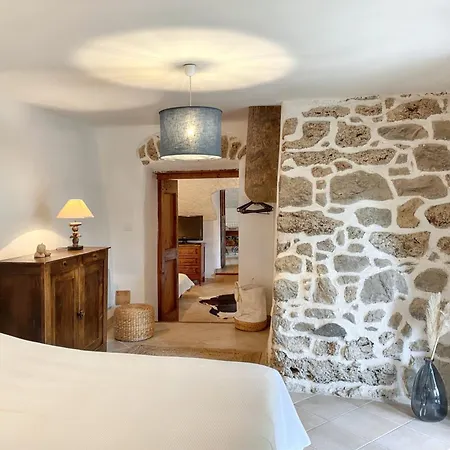 Maison De Charme Avec Piscine Partagee A *