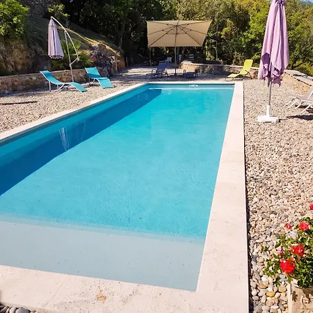 Prázdninový dům Maison De Charme Avec Piscine Partagee A
