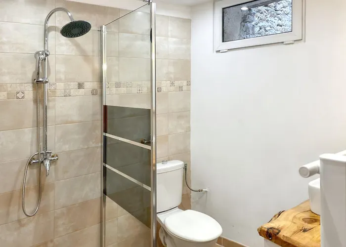 Maison De Charme Avec Piscine Partagee A *